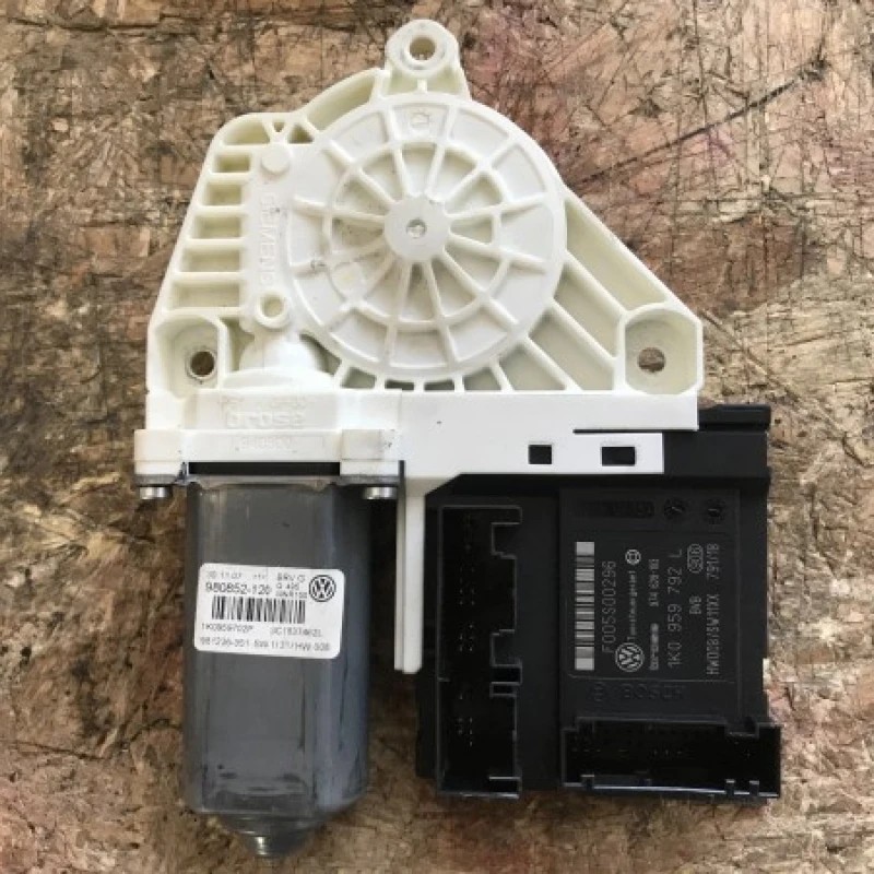 Motoras geam dreapta fata Volkswagen Passat B6 2008