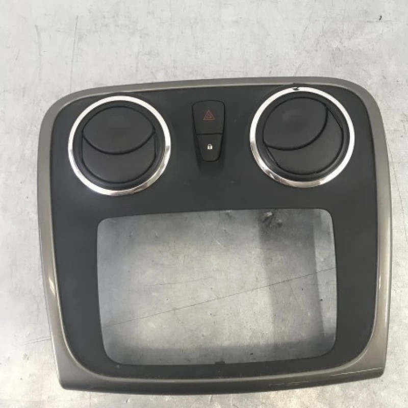 Ornament trim bord / Dacia Sandero Stepway 2016 / Interior