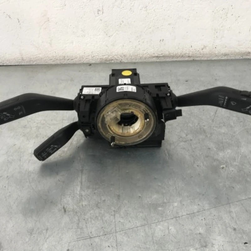 Spira volan cu manete / Volkswagen Passat B6 2010 / Audio si electronice
