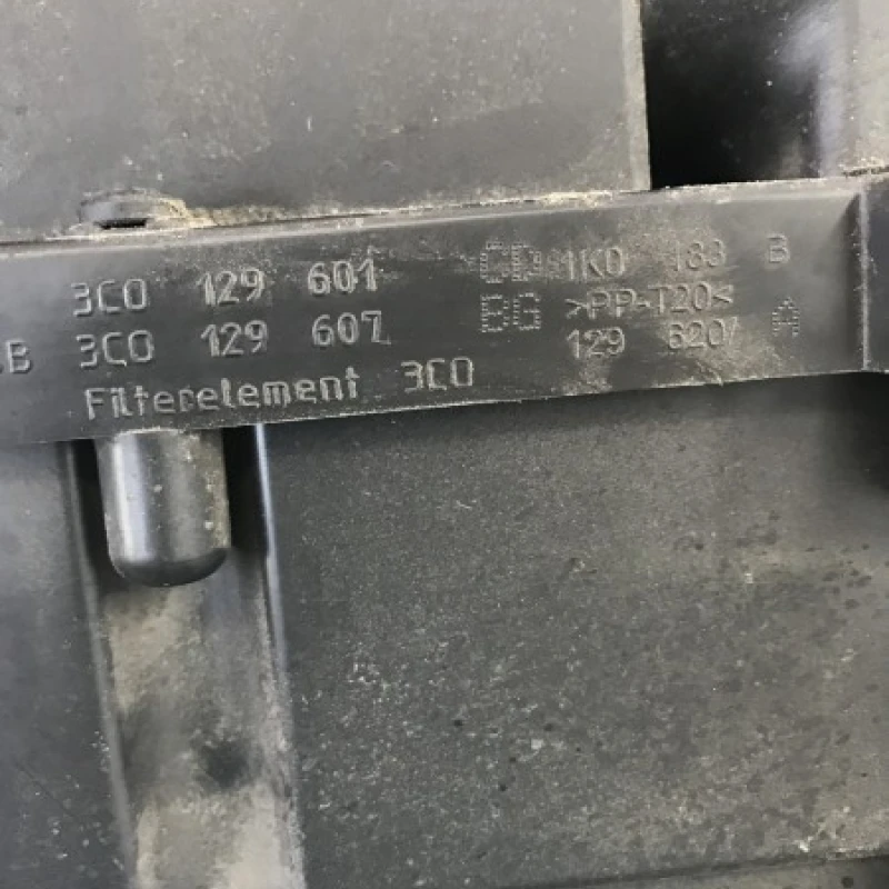 Carcasa filtru aer / Volkswagen Passat B6 2010 / Motor, racire si evacuare