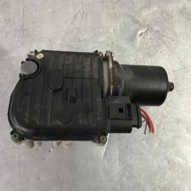 Motoras stergatoare parbriz / Volkswagen Passat B6 2010 / Caroserie, oglinzi si faruri