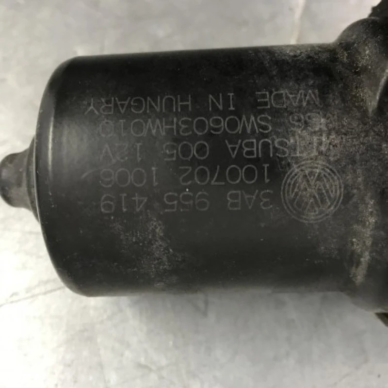 Motoras stergatoare parbriz / Volkswagen Passat B6 2010 / Caroserie, oglinzi si faruri
