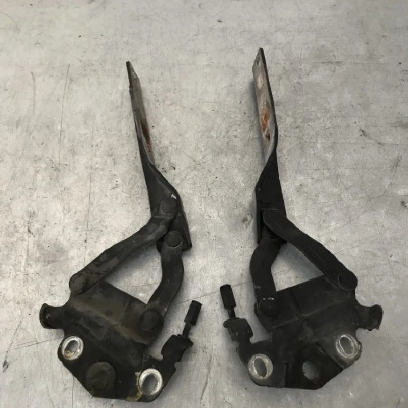 Balamale capota / Volkswagen Passat B6 2010 / Caroserie, oglinzi si faruri