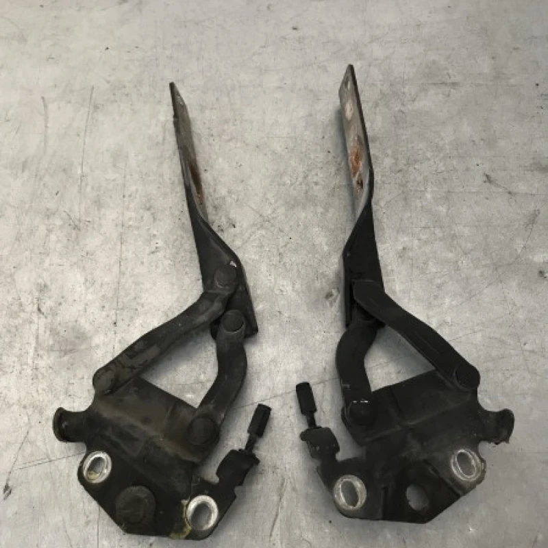 Balamale capota / Volkswagen Passat B6 2010 / Caroserie, oglinzi si faruri