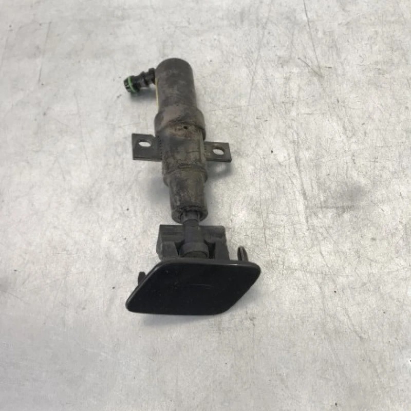 Spalator far stanga / Volkswagen Passat B6 2010 / Caroserie, oglinzi si faruri