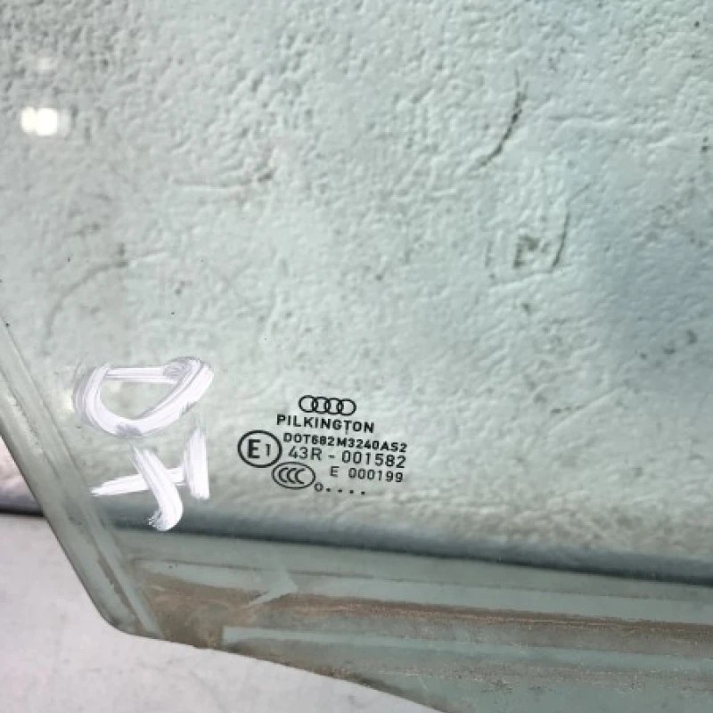 Geam dreapta fata / Audi A4 B8 2010 / Caroserie, oglinzi si faruri