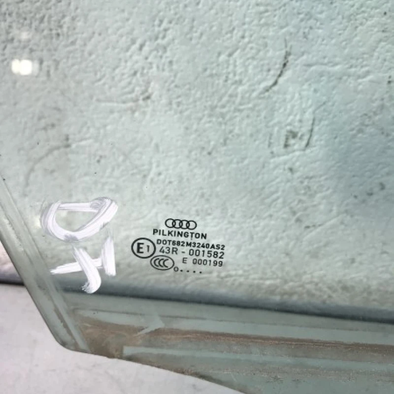 Geam dreapta fata / Audi A4 B8 2010 / Caroserie, oglinzi si faruri