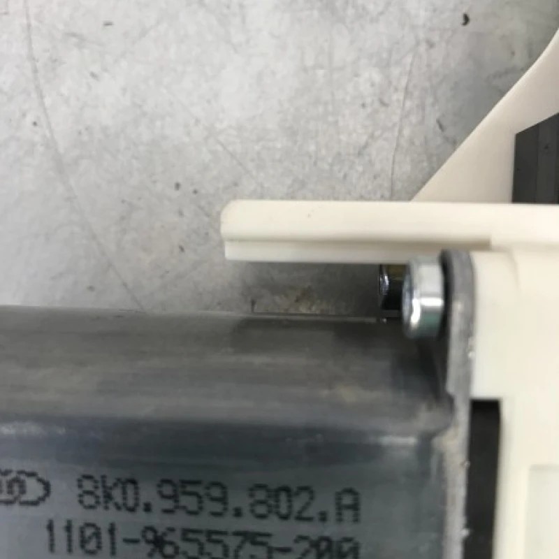 Motoras geam dreapta fata / Audi A4 B8 2010 / Audio si electronice