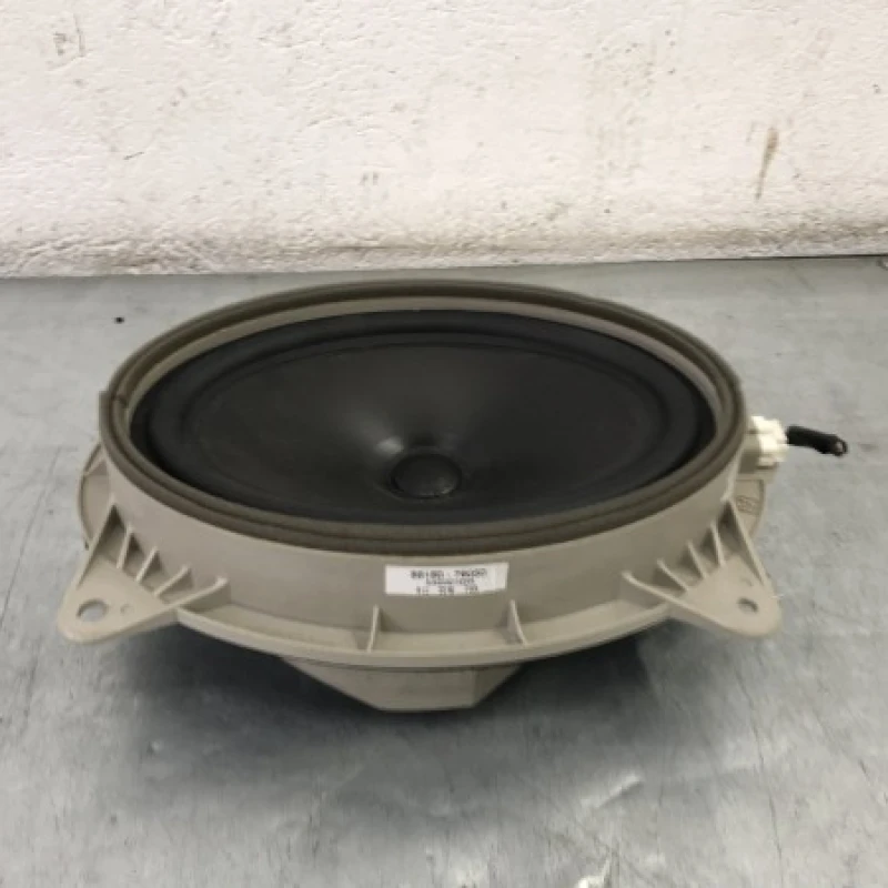 Boxa usa fata Lexus 