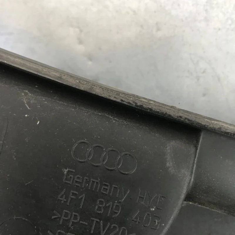 Grila stergatoare Audi 