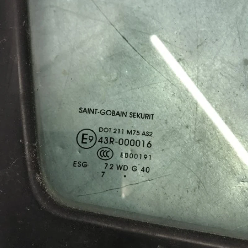 Geam dreapta fata / Volkswagen Crafter  2008 / Caroserie, oglinzi si faruri
