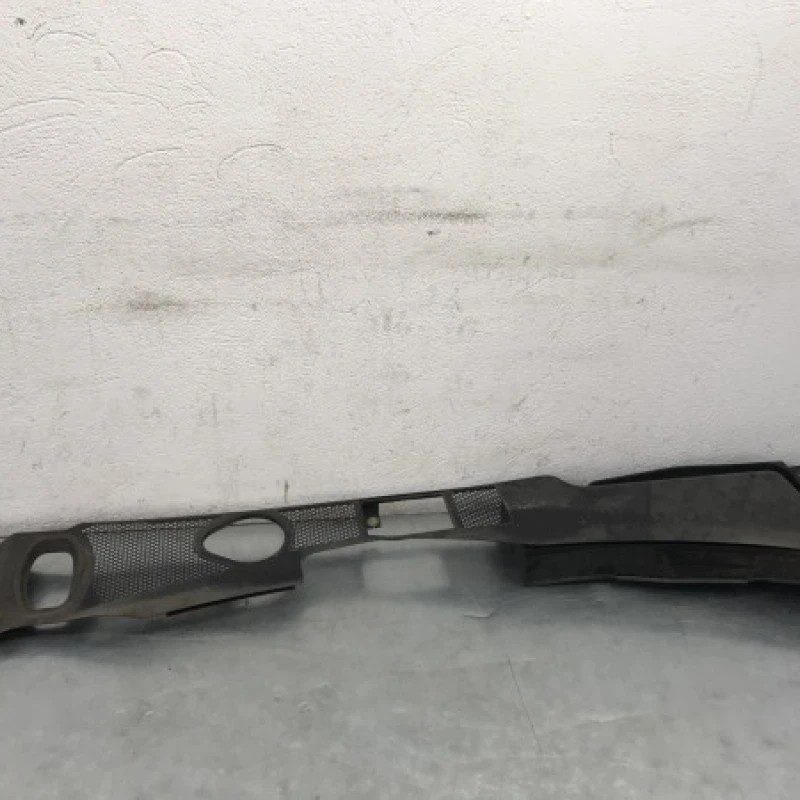 Grila stergatoare / Audi A4 B8 2010 / Caroserie, oglinzi si faruri