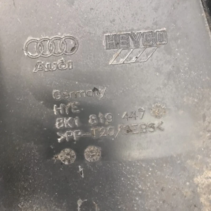 Grila stergatoare / Audi A4 B8 2010 / Caroserie, oglinzi si faruri