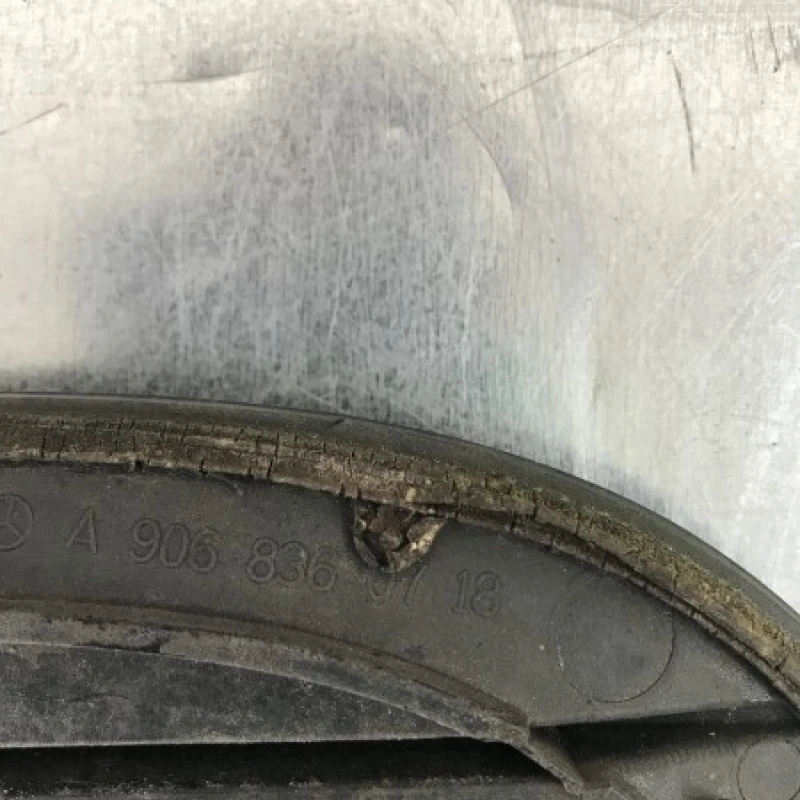 Grila proiector dreapta / Mercedes-Benz Sprinter 309/310/313/314/316 2014 / Caroserie, oglinzi si faruri