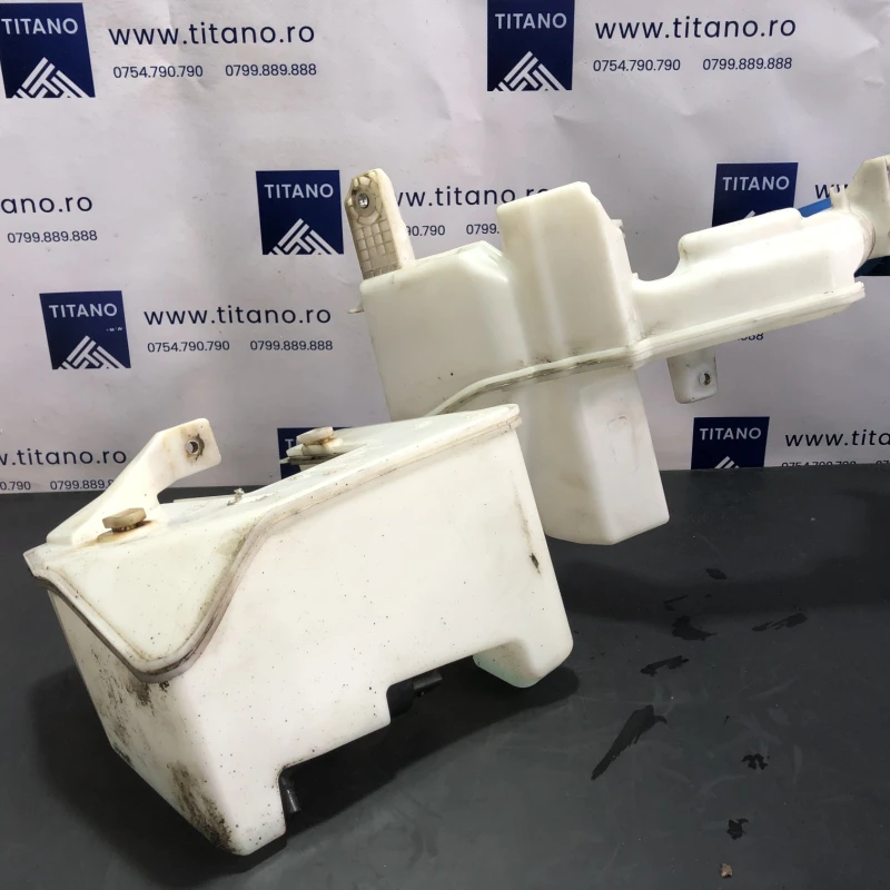 Vas lichid parbriz strop gel / Volkswagen Passat B7 2013 / Caroserie, oglinzi si faruri