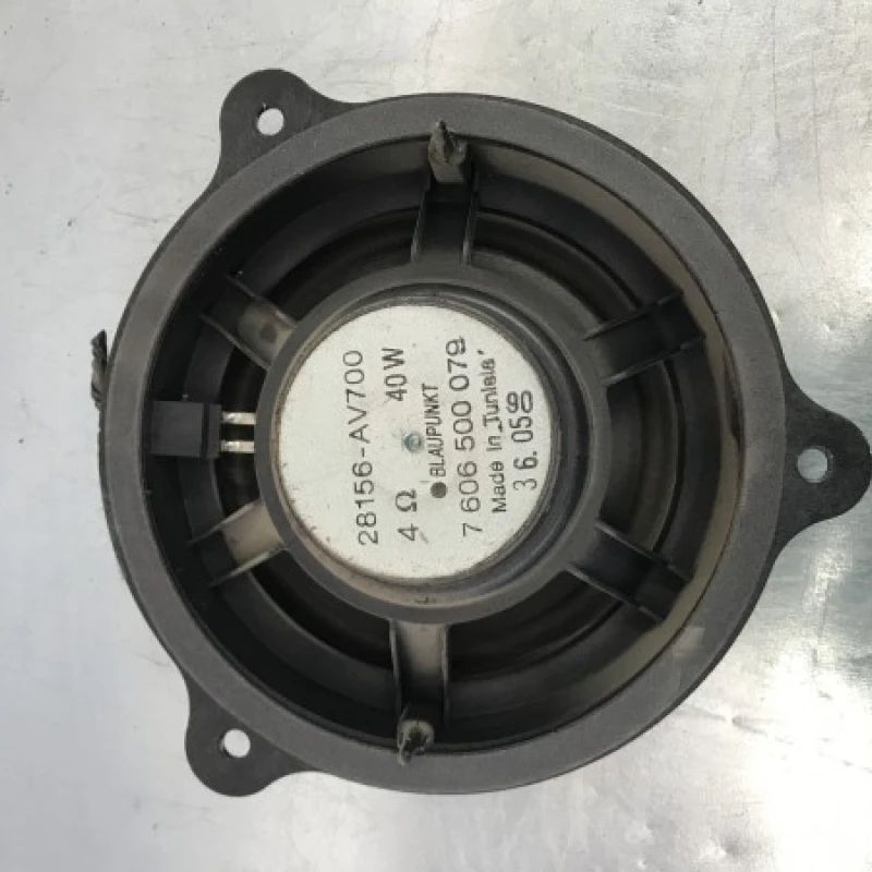 Boxa usa spate Nissan 