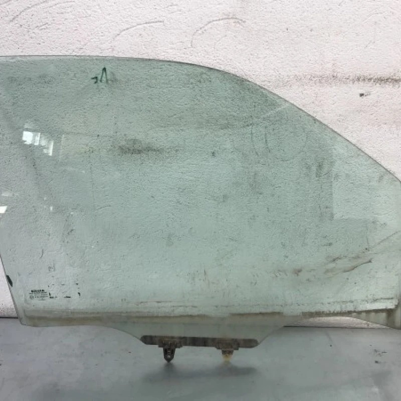 Geam dreapta fata / Nissan Navara D40 2006 / Caroserie, oglinzi si faruri