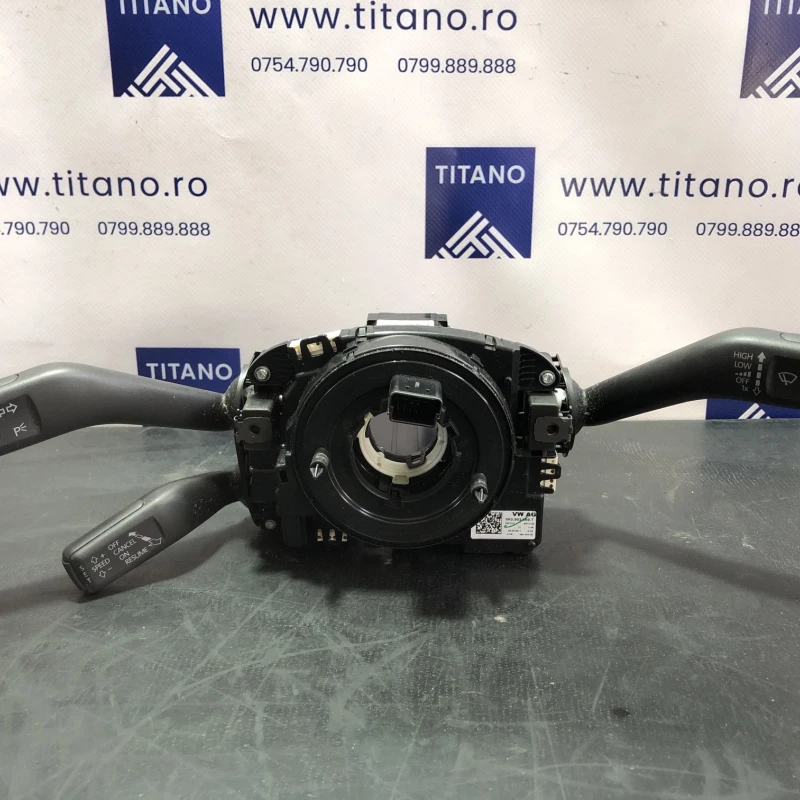 Spira volan cu manete / Volkswagen Passat B7 2013 / Audio si electronice