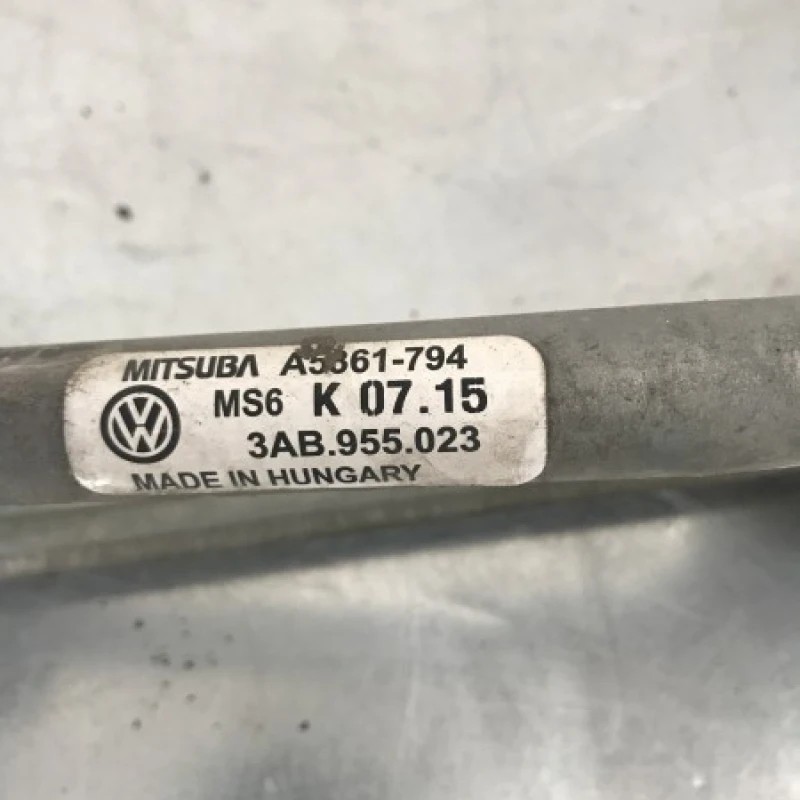 Ansamblu stergatoare cu motoras / Volkswagen Passat B7 2012 / Caroserie, oglinzi si faruri