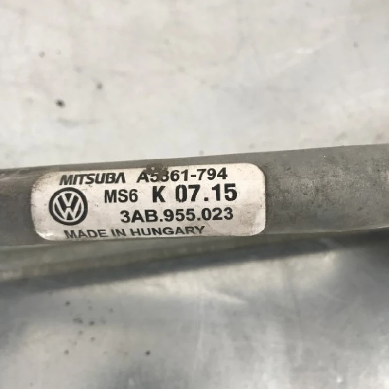 Ansamblu stergatoare cu motoras / Volkswagen Passat B7 2012 / Caroserie, oglinzi si faruri