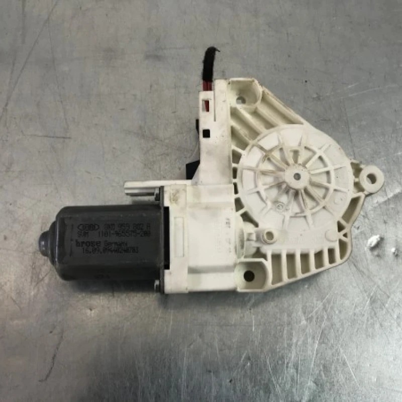 Motoras geam dreapta fata Audi A4 B8 2010