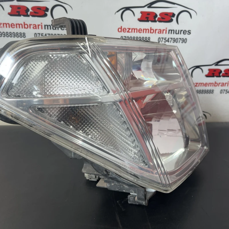 Far dreapta / Nissan Navara D40 2006 / Caroserie, oglinzi si faruri