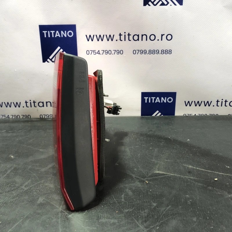 Stop dreapta haion / Volkswagen Passat B7 2013 / Caroserie, oglinzi si faruri