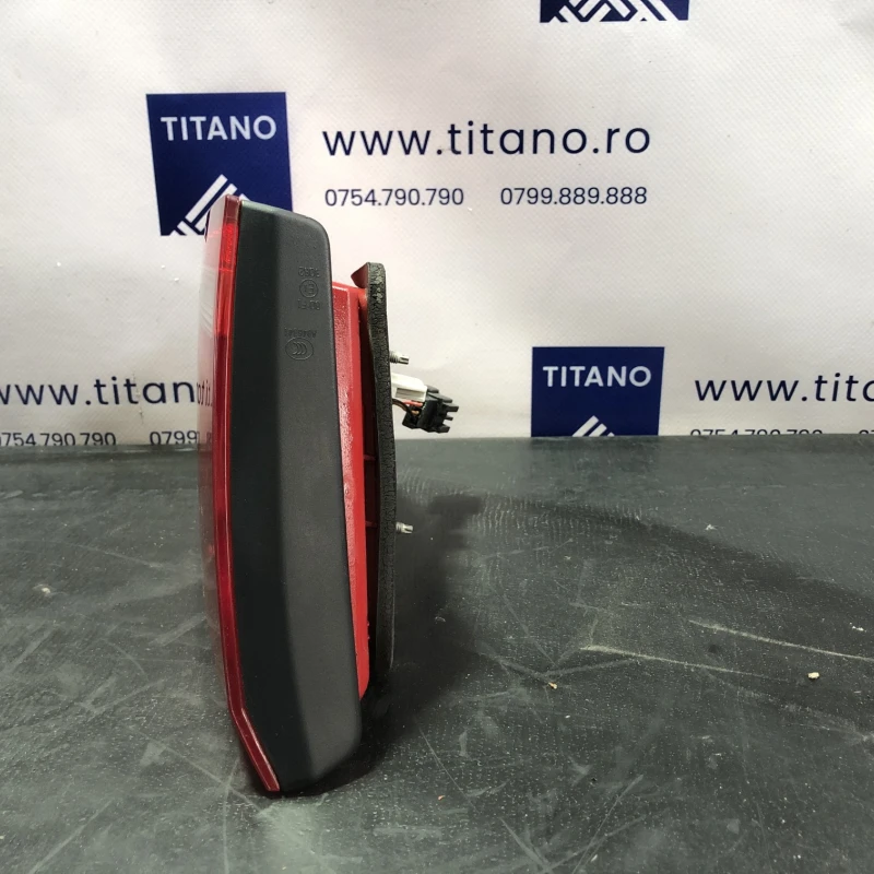 Stop dreapta haion / Volkswagen Passat B7 2013 / Caroserie, oglinzi si faruri