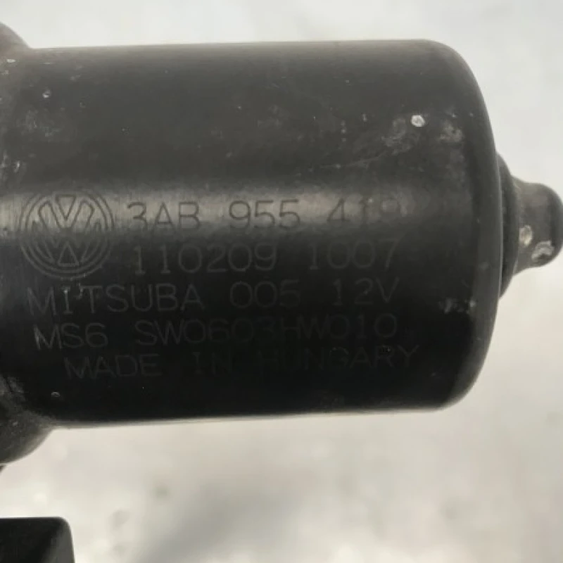 Motoras stergatoare parbriz / Volkswagen Passat B7 2011 / Caroserie, oglinzi si faruri