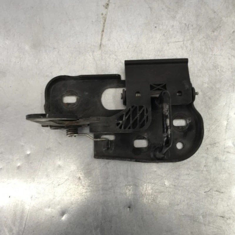 Incuietoare capota / Volkswagen Passat B6 2010 / Caroserie, oglinzi si faruri