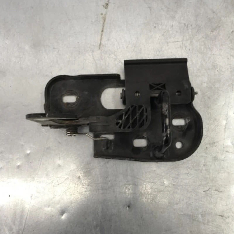 Incuietoare capota / Volkswagen Passat B6 2010 / Caroserie, oglinzi si faruri