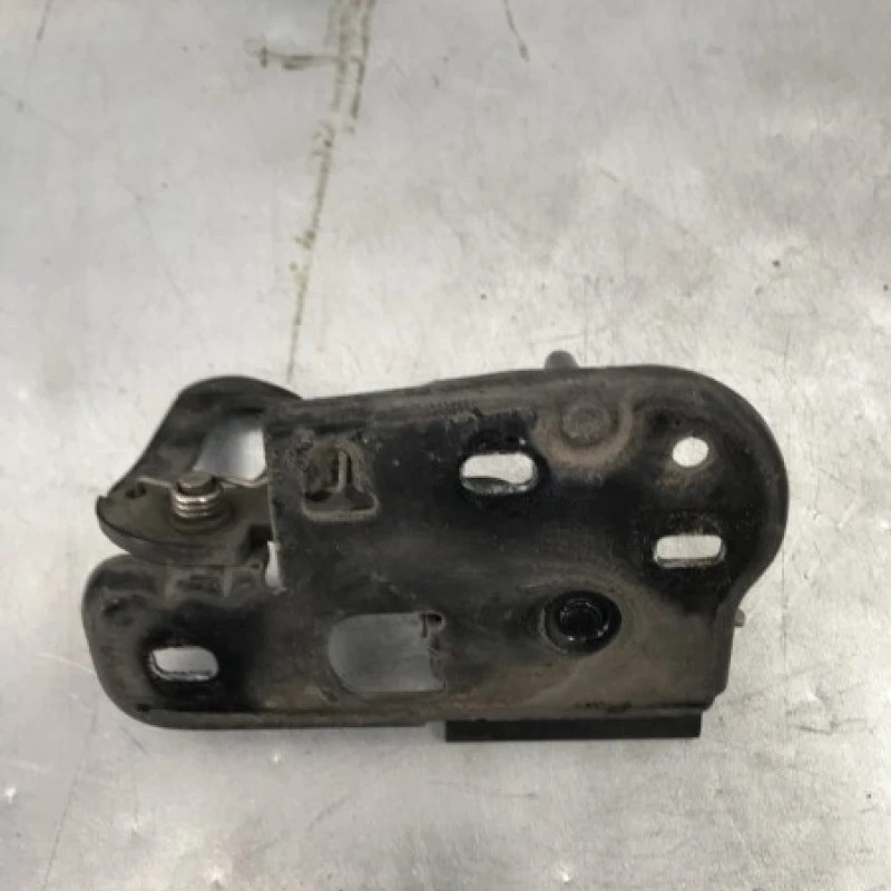 Incuietoare capota / Volkswagen Passat B6 2010 / Caroserie, oglinzi si faruri