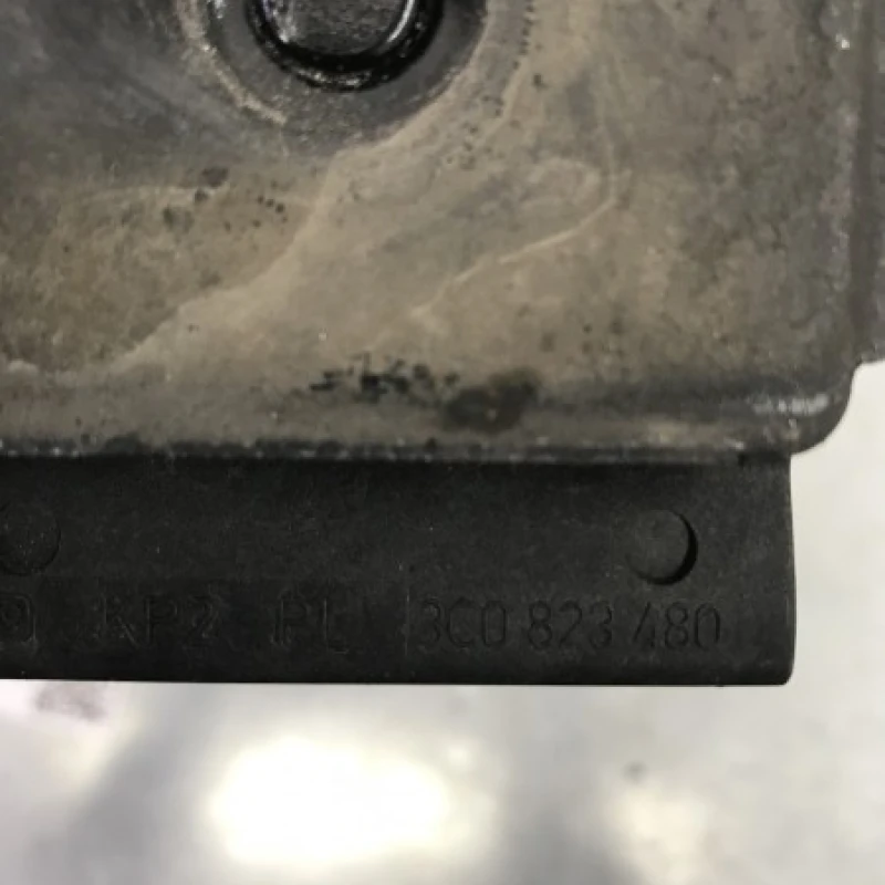 Incuietoare capota / Volkswagen Passat B6 2010 / Caroserie, oglinzi si faruri