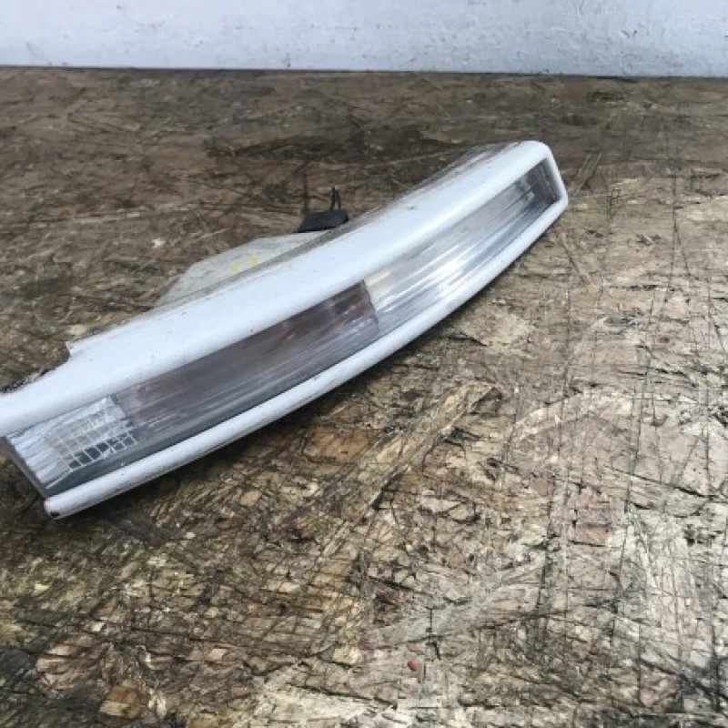 Semnalizare bara dreapta / Volkswagen Passat B6 2010 / Caroserie, oglinzi si faruri