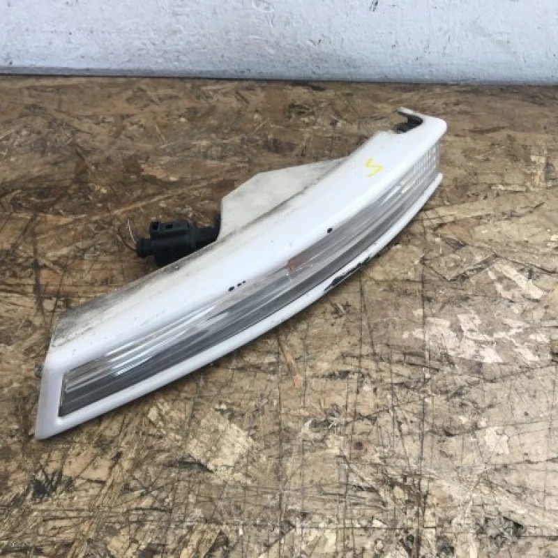 Semnalizare bara stanga Volkswagen Passat B6 2010