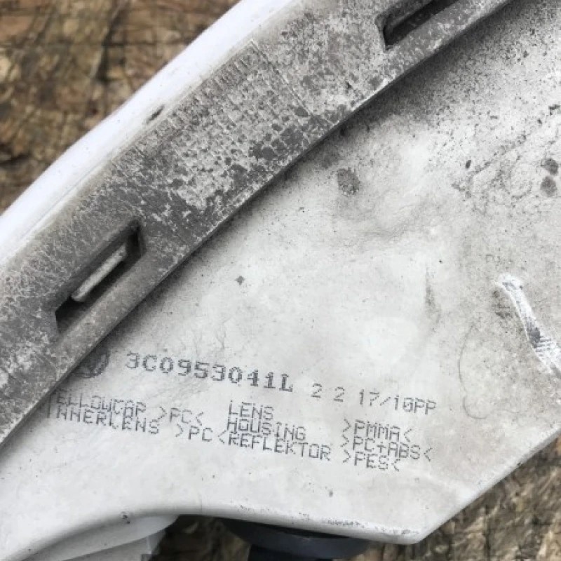 Semnalizare bara stanga / Volkswagen Passat B6 2010 / Caroserie, oglinzi si faruri