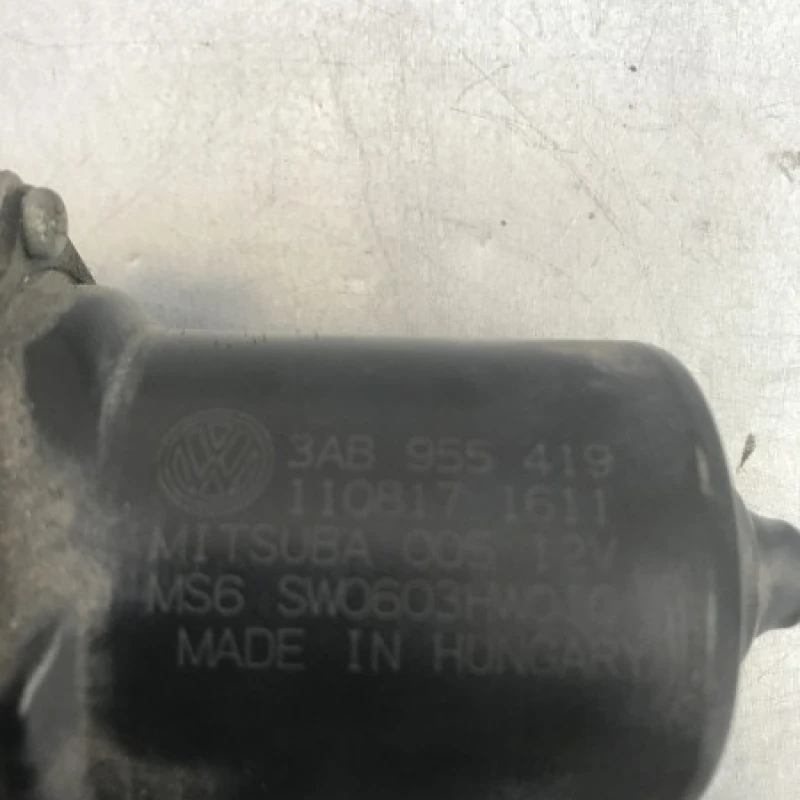 Motoras stergatoare parbriz / Volkswagen Passat B7 2012 / Caroserie, oglinzi si faruri
