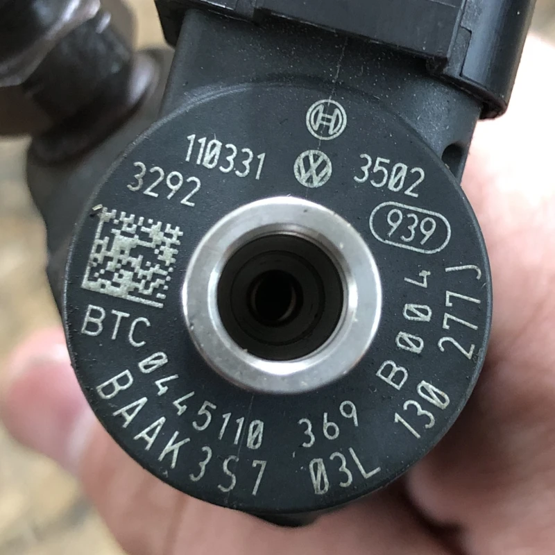 Injector / Volkswagen Tiguan 5N 2011 / Motor, racire si evacuare
