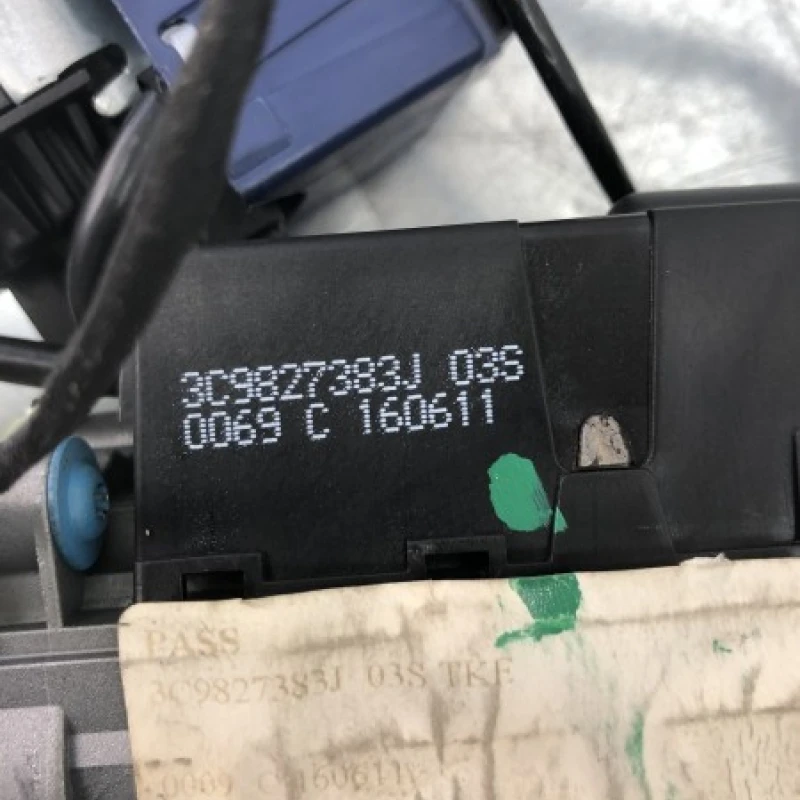 Motoras haion electric / Volkswagen Passat B7 2012 / Caroserie, oglinzi si faruri