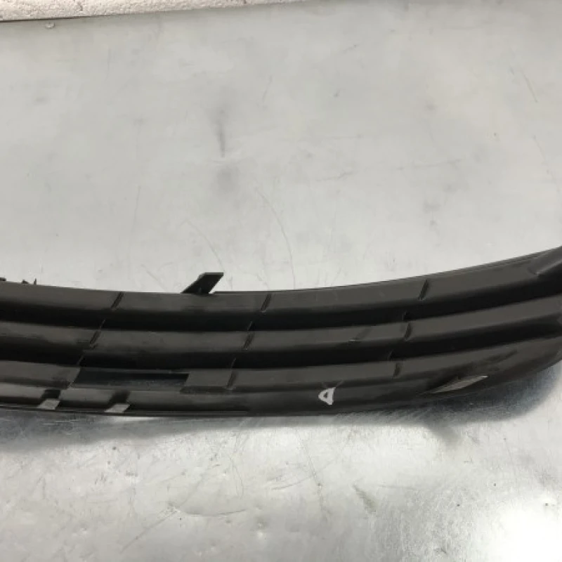 Grila proiector dreapta / Volkswagen Passat B6 2006 / Caroserie, oglinzi si faruri