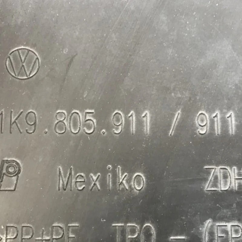 Carenaj roata stanga fata mic / Volkswagen Golf MK6 2010 / Caroserie, oglinzi si faruri