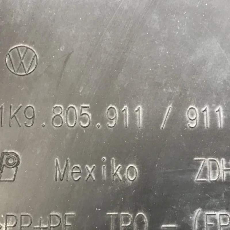 Carenaj roata stanga fata mic / Volkswagen Golf MK6 2010 / Caroserie, oglinzi si faruri