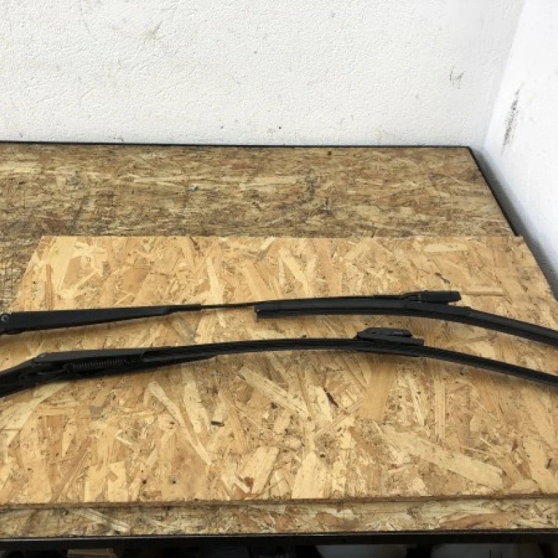 Brate stergatoare / Volkswagen Golf MK6 2010 / Caroserie, oglinzi si faruri