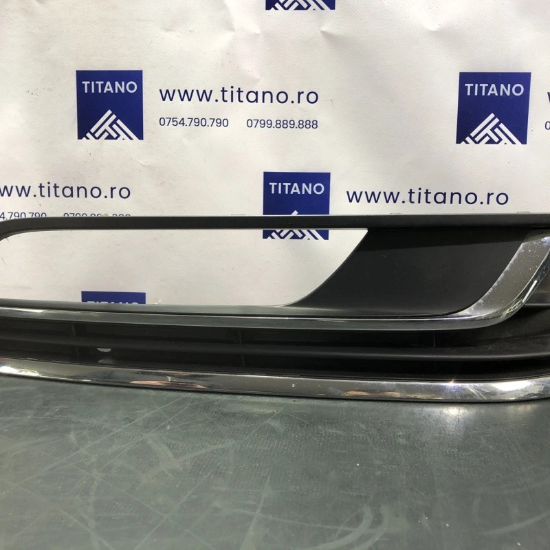 Grila proiector dreapta / Volkswagen Passat B7 2012 / Caroserie, oglinzi si faruri