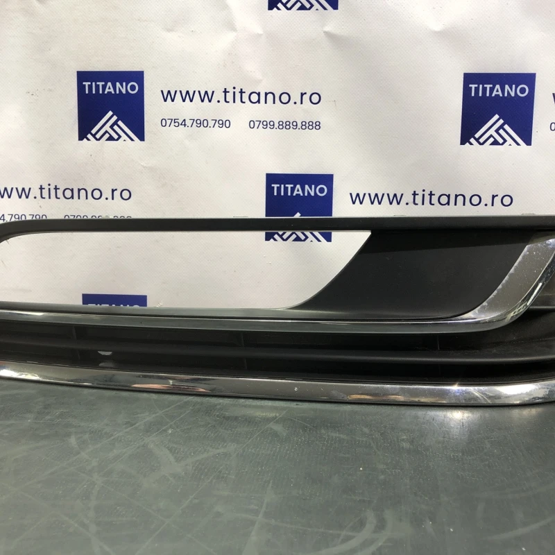 Grila proiector dreapta / Volkswagen Passat B7 2012 / Caroserie, oglinzi si faruri