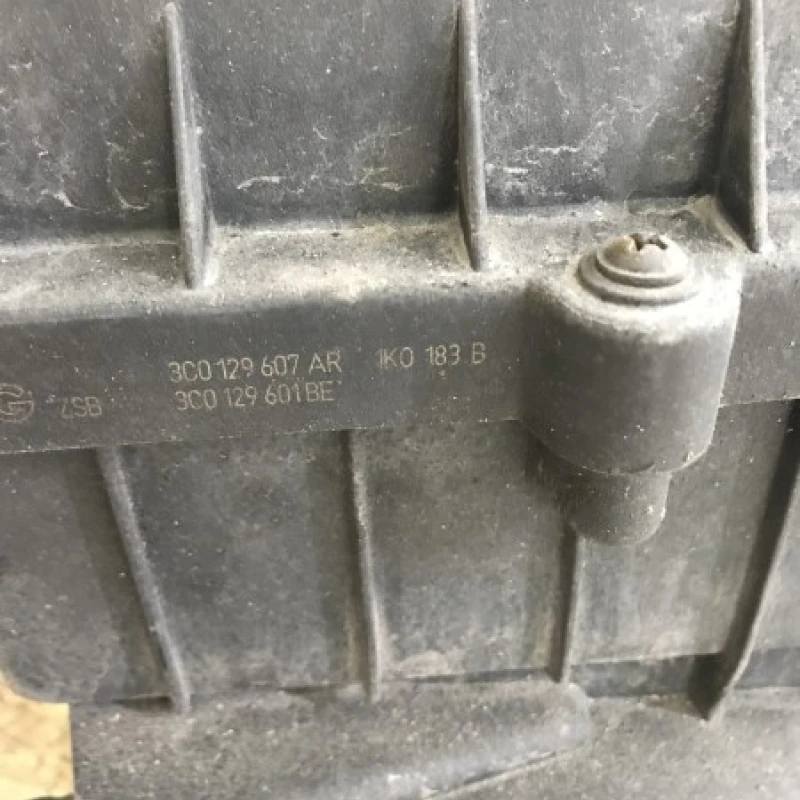 Carcasa filtru aer / Volkswagen Passat B6 2008 / Motor, racire si evacuare