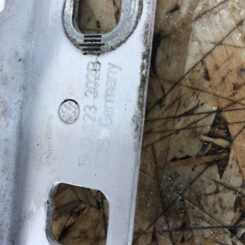 Balama capota / Volkswagen Golf MK6 2009 / Caroserie, oglinzi si faruri