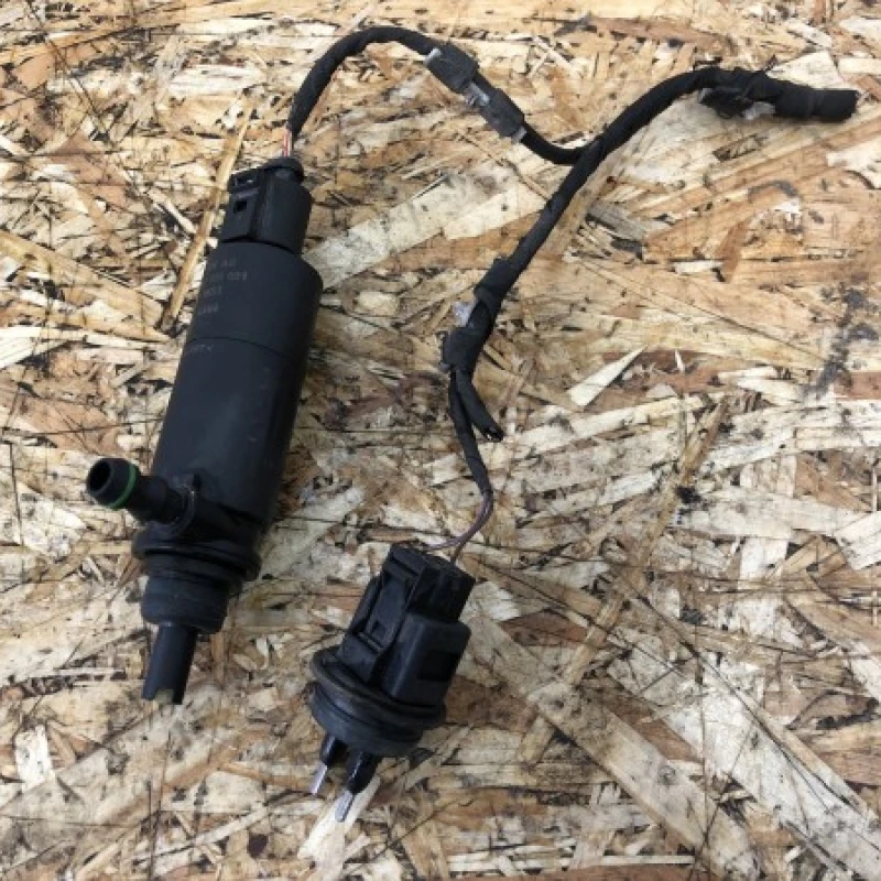 Pompa spalator far / Volkswagen Golf MK6 2009 / Audio si electronice