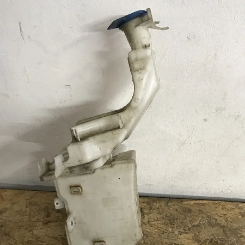 Vas lichid parbriz / Volkswagen Passat B6 2010 / Caroserie, oglinzi si faruri