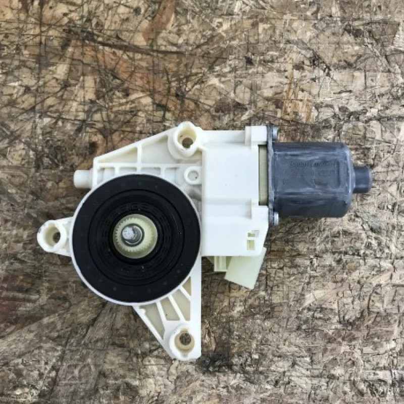 Motoras usa stanga spate / Mercedes-Benz E Class W212 2009 / Caroserie, oglinzi si faruri